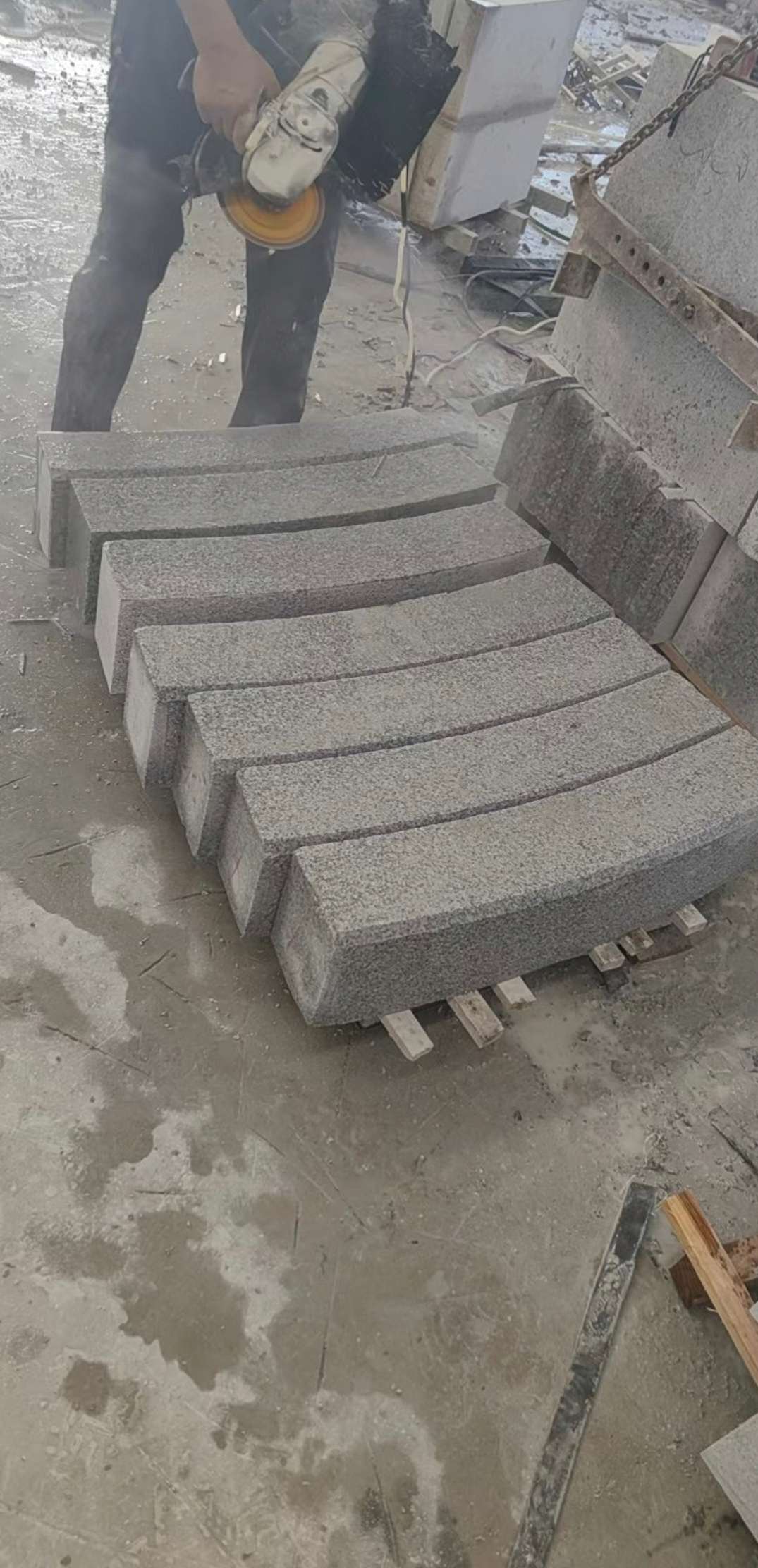 信阳芝麻白弧形路牙石
