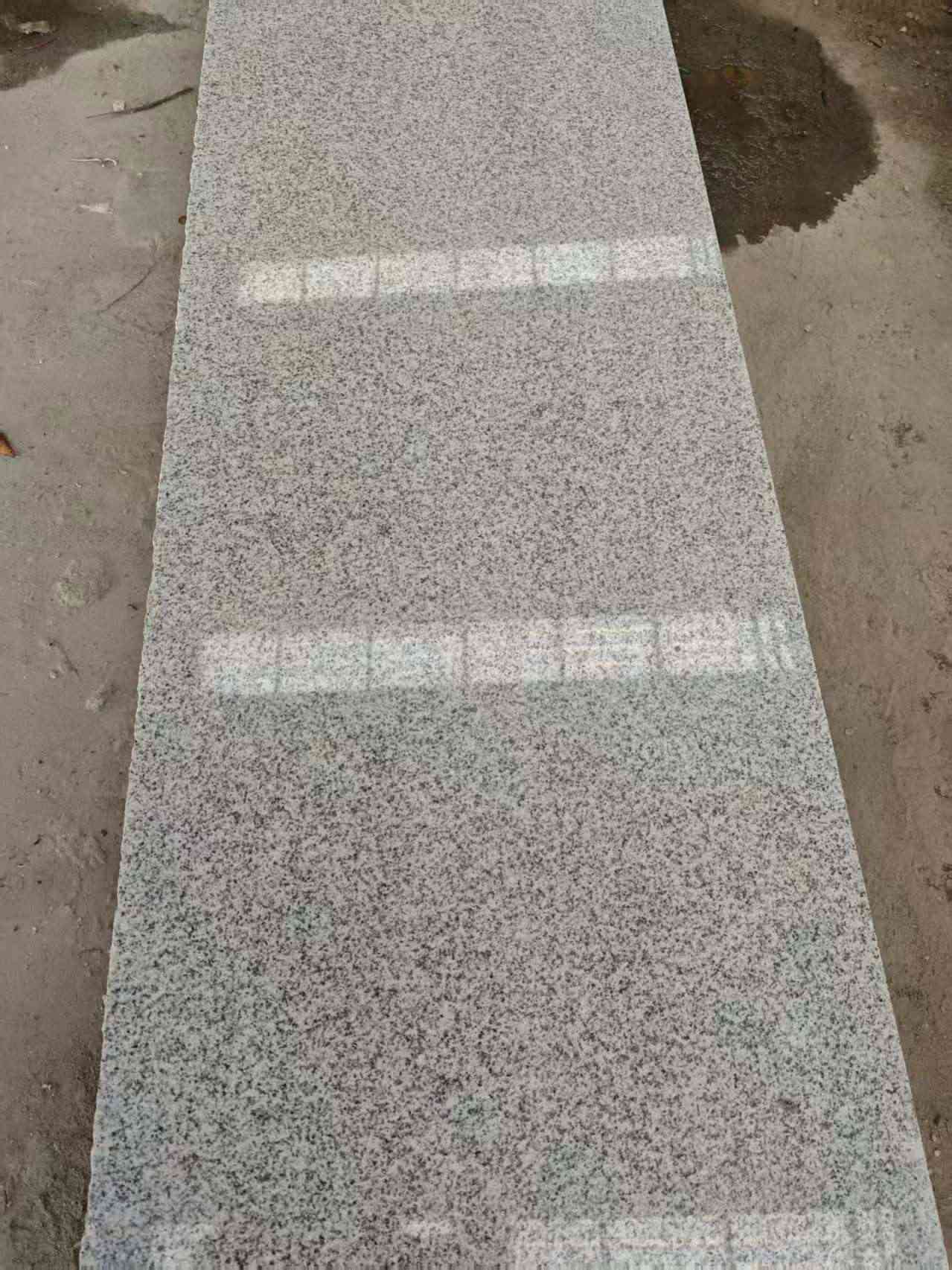 信阳芝麻白光面毛板